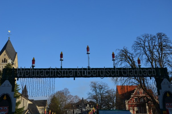 Eingang zum Weihnachtsmarkt auf dem Bergisch Gladbacher Marktplatz © entdecker-greise.de