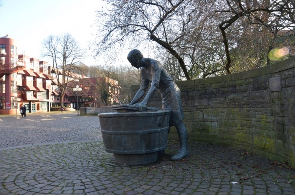 Papierschöpferskulptur auf dem Marktplatz in Bergisch Gladbach © entdecker-greise.de