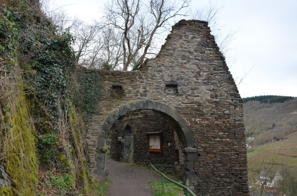 Torbogen - Burg Are lockt mit sagenhafter Kulisse © entdecker-greise.de
