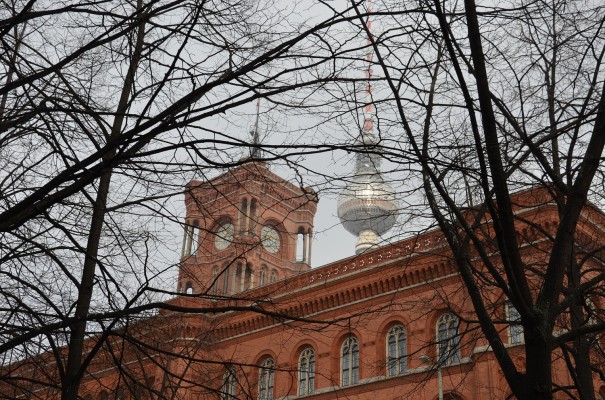 Rotes Rathaus und Fernsehturm in Berlin ©entdecker-greise.de