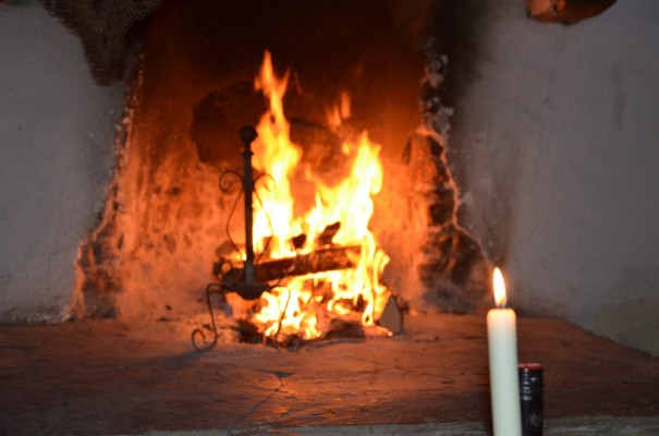 Den Abend gemütlich am Kaminfeuer mit einem Glas Rotwein ausklingen lassen - Lebensqualität pur! ©entdecker-greise.de