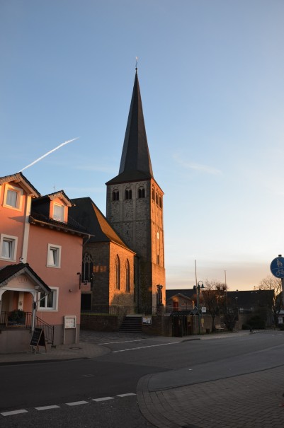 Angekommen. Der Kirchturm im Zentrum von Neunkirchen. ©entdecker-greise.de