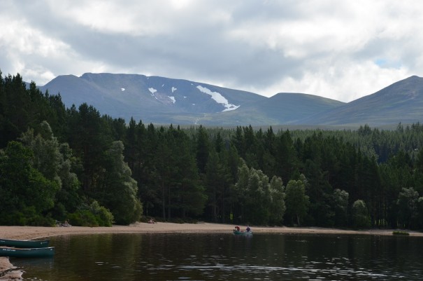 Blick über Loch Morlich auf die Caingorm Moutains ©entdecker-greise.de