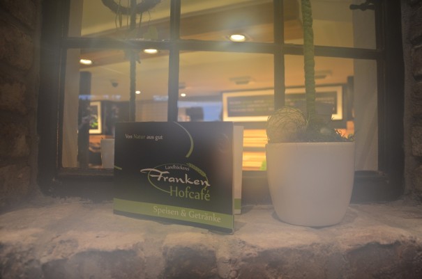 Und jetzt einen heißen Kakao im Hofcafé Franken. Da wird sogar der Kamera warm ums Herz ;-) ©entdecker-greise.de