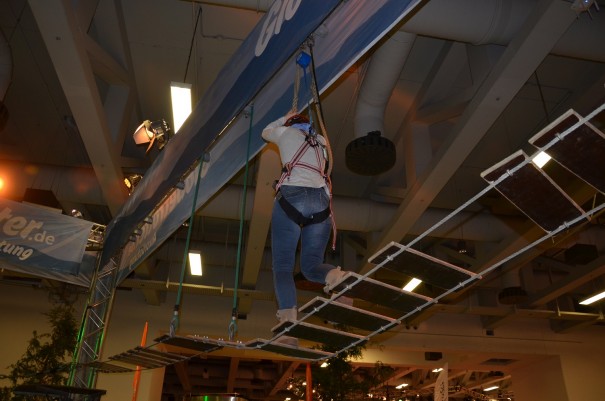 Auf der ITB Berlin über die Hängbrücke balanciert - das ist doch mal etwas anderes ... ©entdecker-greise.de