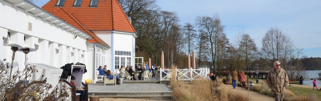 Ausblick auf das Freibad mit Strandhaus ©entdecker-greise.de