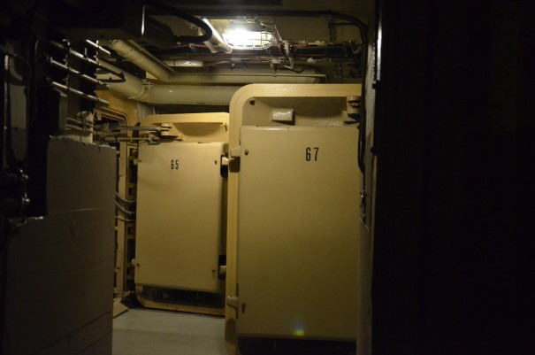 Beton und Stahl, Türen, Mauern ... eine bedrückende Stimmung macht sich schon gleich nach dem Betreten des Bunkers breit. ©entdecker-greise.de