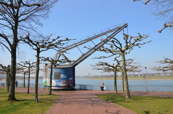 Entdeckungen auf der Düsseldorfer Rheinuferpromenade - gute Laune inclusive ... ©entdecker-greise.de