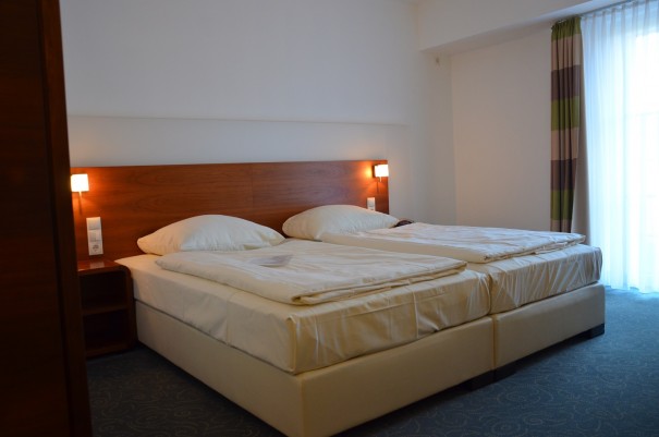 Gemütlich eingerichtete Zimmer, besonders schön, in manchen hat man Teile des alten Mauerwerkes wieder freigelegt ... ©entdecker-greis.de