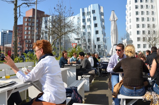 Gleich am Medienhafen kann man innen und außen die vegane Küche im Sattgrün genießen  ©entdecker-greise.de