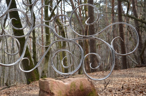 Kunstwerk auf dem Pfälzer Höhenweg ... oder sind es doch meine Kreuzbänder ... ©entdecker-greise.de