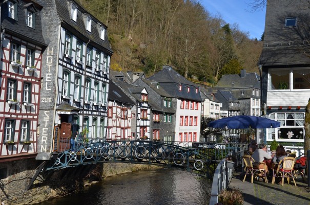 Die Rur prägt das kleine Städtchen Monschau entscheident mit und sorgt im Sommer für mediterranen Flair. ©entdecker-greise.de