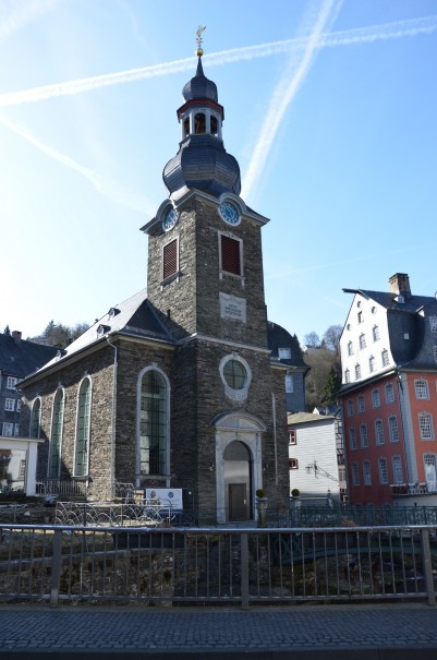 Die denkmalgeschützte evangelische Kirche im Stadtkern von Monschau. ©entdecker-greise.de