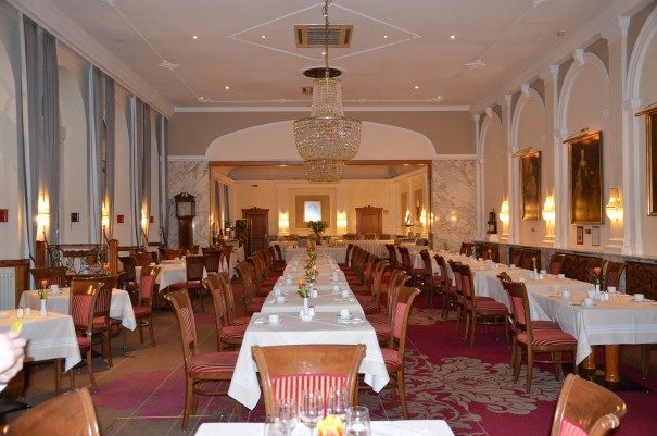 Hier wird gerade das Restaurant für eine größere Gesellschaft gerichtet. Hotel Stefanie Wien. ©entdecker-greise.de