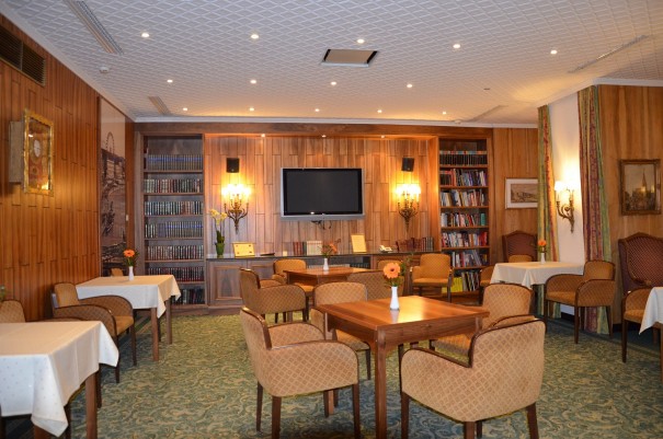 Kleine aber urgemütliche Bibliothek im Hotel Stefanie. ©entdecker-greise.de