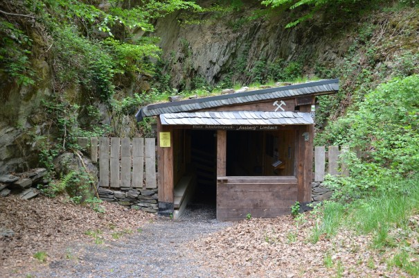 Eingang zur alten Schiefergrube am Westerwald Steig #TTwandern ©entdecker-greise.de