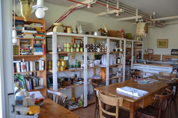 Hier im Hofladen gibt es so manche Köstlichkeit zu kaufen ... regional, frisch und bio ... was will man mehr ... ©entdecker-greise.de