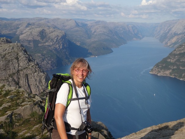 Sabine von Ferngeweht vor dem Preikestolen - einfach gigantisch ... ©ferngeweht.de