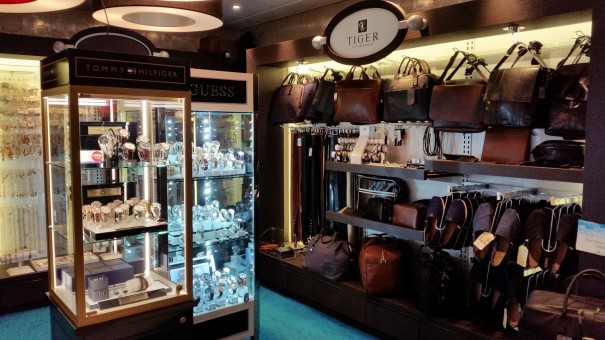 Eine der vielen Shoppingmöglichkeiten auf dem Schiff der Colorline. ©entdecker-greise.de
