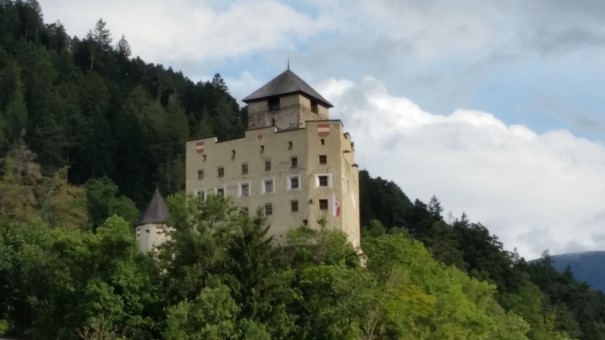 Schloss Landeck ... hoch über den Dächern des kleinen Städtchens. ©entdecker-greise.de