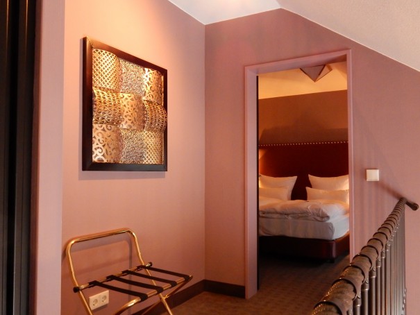 Auch im Best Western beweist sich Victor`s Freude am Besonderen, wie hier in dieser Masionette-Suite ©entdecker-greise.de