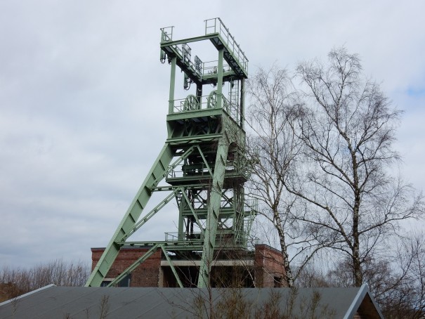 Der Förderturm Lüderich, der heute auf dem Gelände einer rieseigen Golfplatzes steht. ©entdecker-greise.de