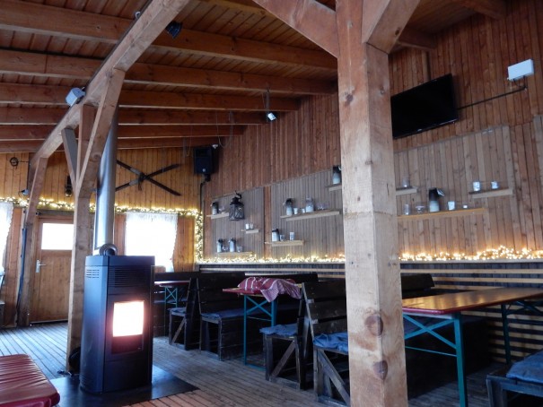 Im Winter gemütliche Skihütte, im Sommer Strandbar ... ©entdecker-greise.de