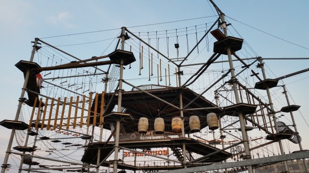 Schon von weitem erkennt man den riesigen Kletterpark der Cube Lodges! ©entdecker-greise.de