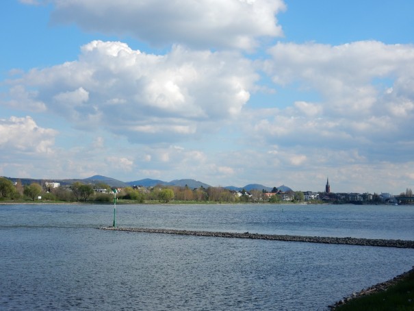 Na jetzt erkennt man das Siebengebirge aber schon recht deutlich und das kann nur bedeuten, das wir gleich in Bonn sind ... ©entdecker-greise.de