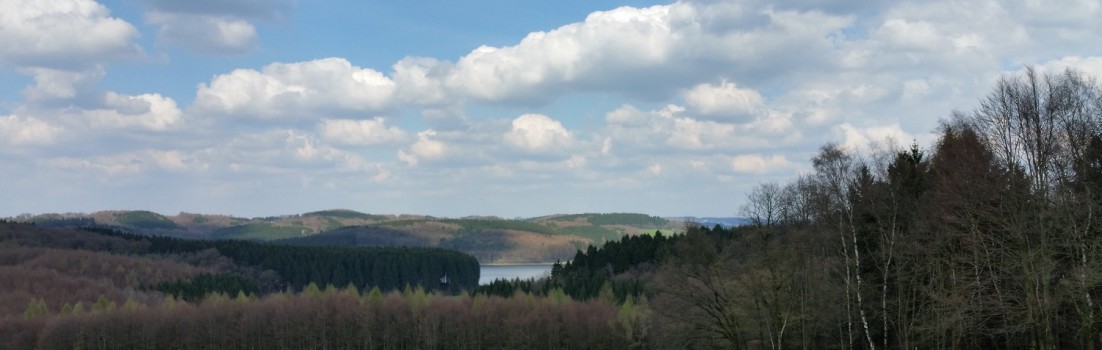 Weitblick auf die Dhünntalsperre von der Wasserlandroute aus. ©entdecker-greise.de