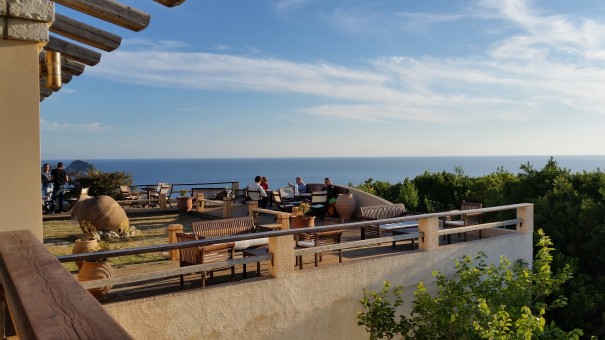 Abendessen mit Aussicht auf einen atemberaubenden Sonnenuntergang in Arillas. #corfelios ©entdecker-greise.de