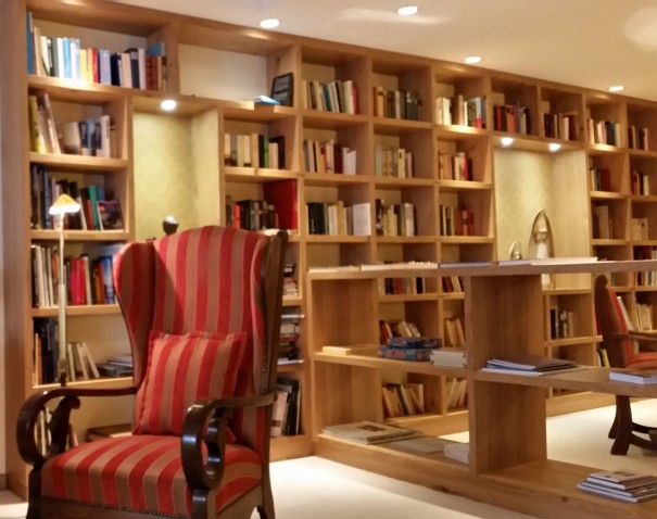 Hier entspannen Seele und Geist gleichermaßen. Bibliothek im Romantik- und Wellnesshotel Deimann ©entdecker-greise.de