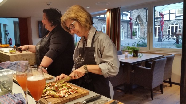 Kochen in der Event-Küche des Hotel Deimann. ©entdecker-greise.de